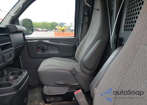 2015 Chevrolet Express 2500 Work Van z USA, uszkodzony, nr VIN 1GCWGFCF5F1242410